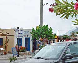 Sfakia Tours autoverhuur kantoor op dorpsplein Chora Sfakion, Kreta